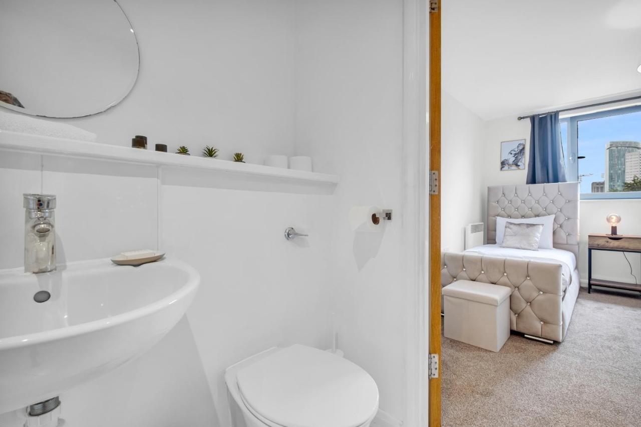 Stylish 4Th Floor 2 Bedroom En Suite City Centre Apartment With Parking By Azura Nights Бирмингам Екстериор снимка