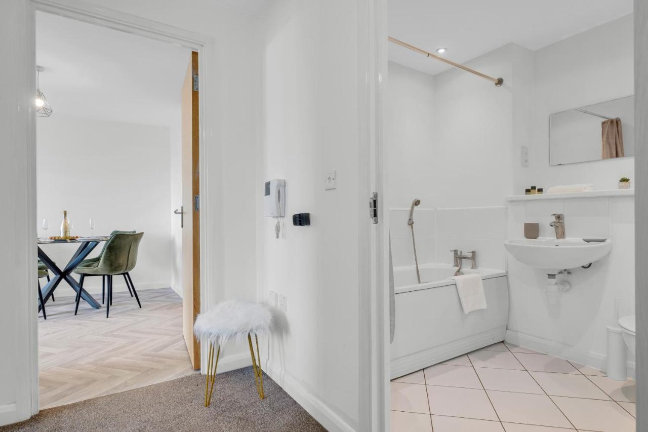 Stylish 4Th Floor 2 Bedroom En Suite City Centre Apartment With Parking By Azura Nights Бирмингам Екстериор снимка