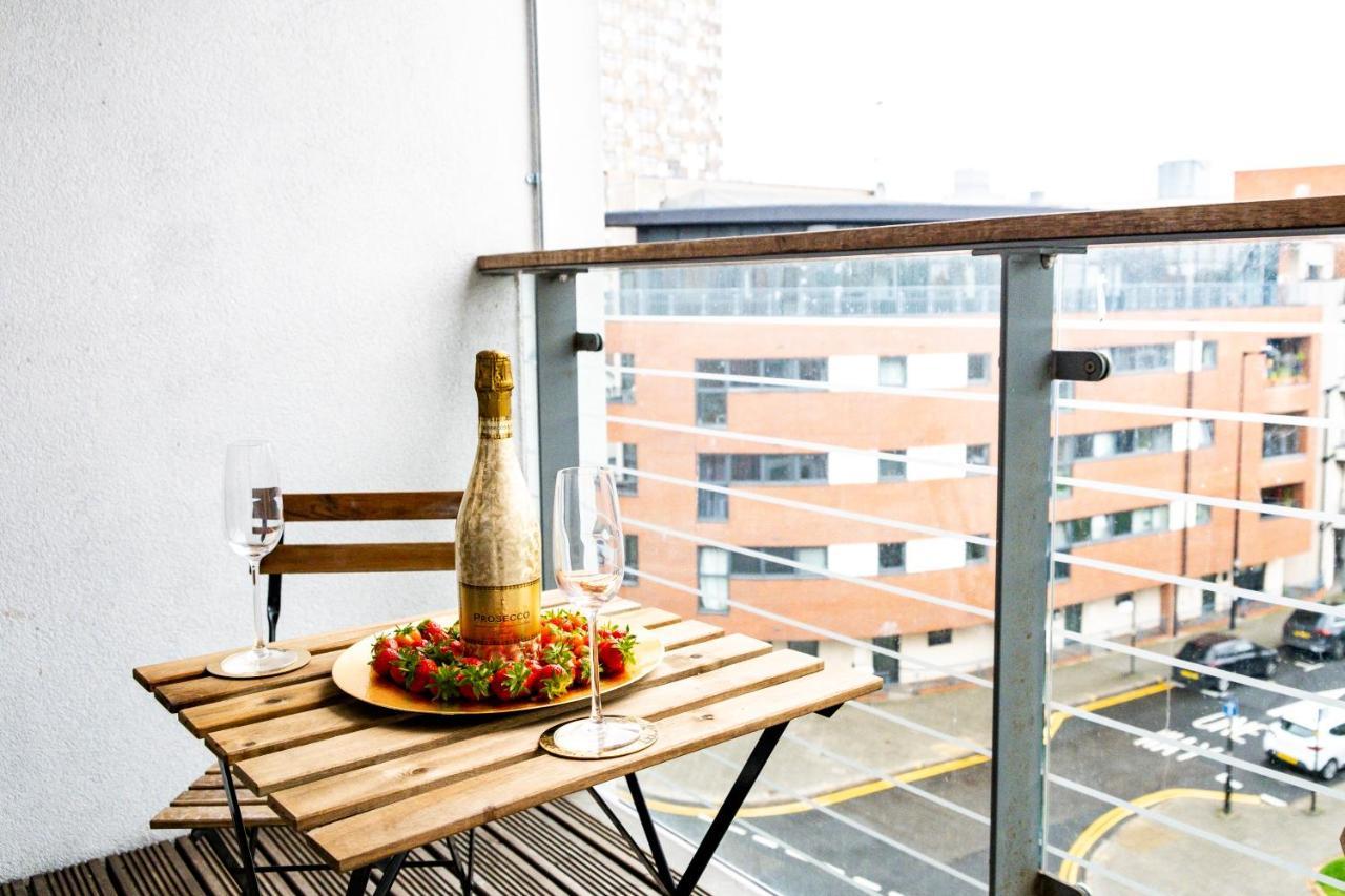 Stylish 4Th Floor 2 Bedroom En Suite City Centre Apartment With Parking By Azura Nights Бирмингам Екстериор снимка